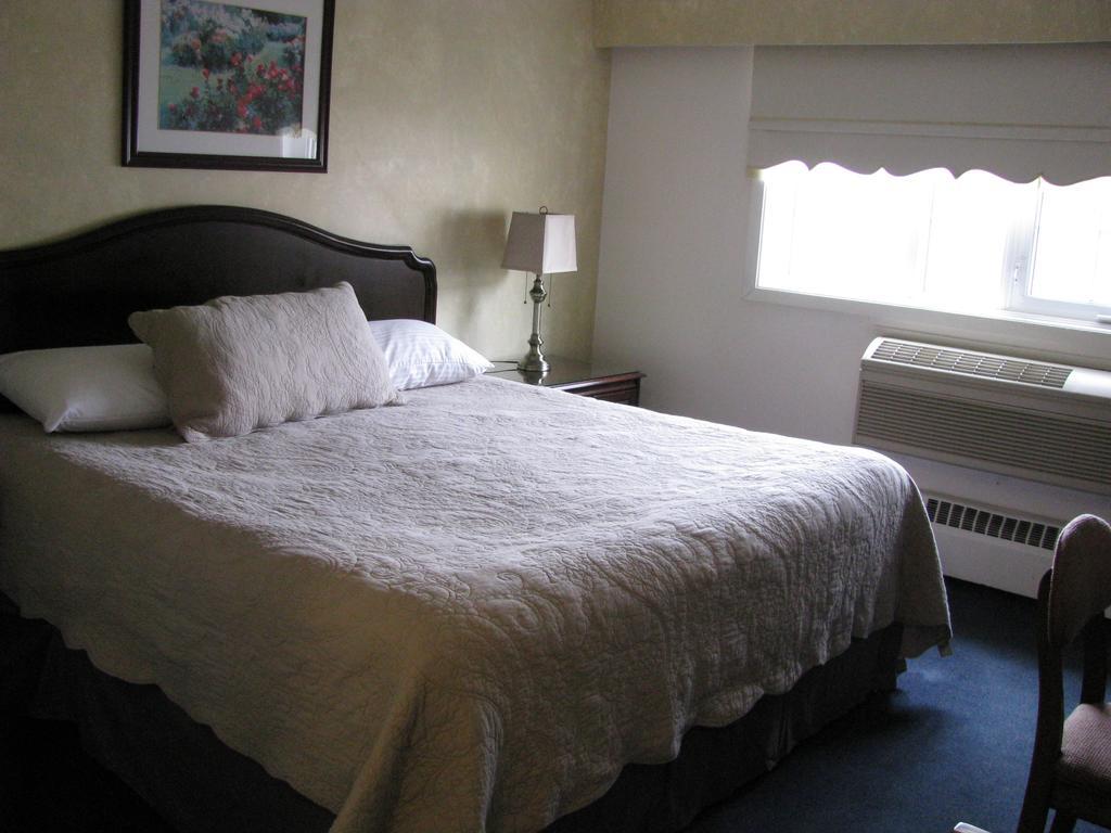 Billy Barker Casino Hotel Quesnel Bagian luar foto