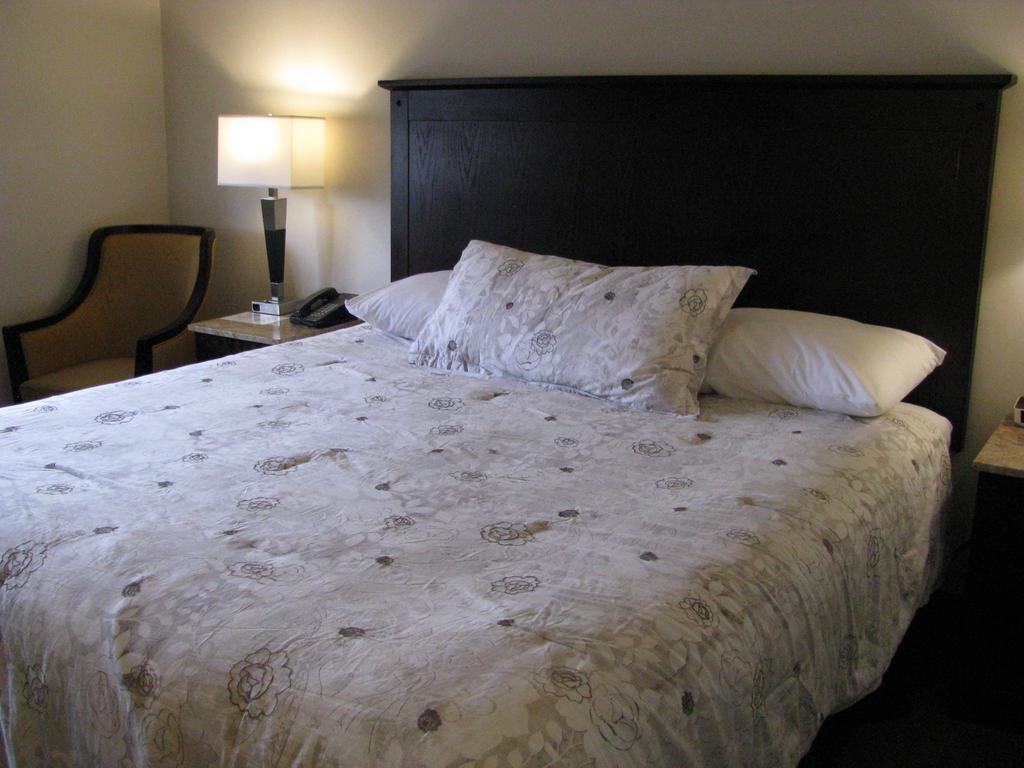 Billy Barker Casino Hotel Quesnel Bagian luar foto