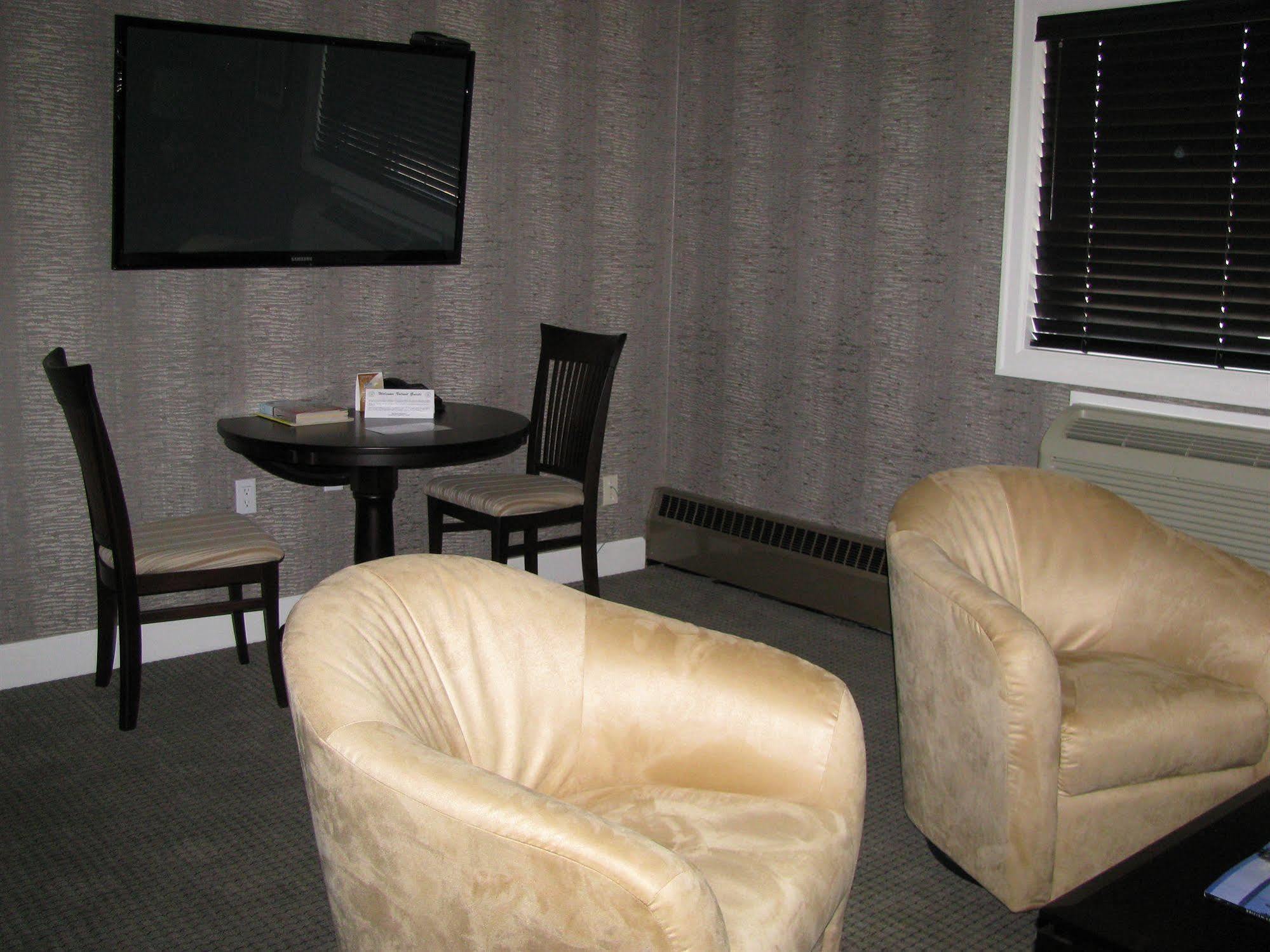Billy Barker Casino Hotel Quesnel Bagian luar foto
